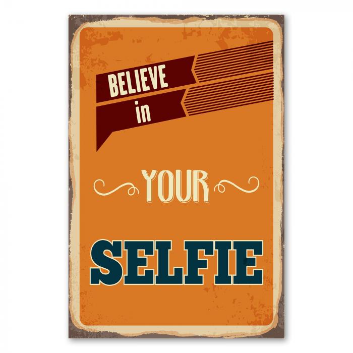 "Believe in your Selfie" - dieses humorvolle Retro-Schild ist ein witziger Blickfang für alle Selfie-Fans.