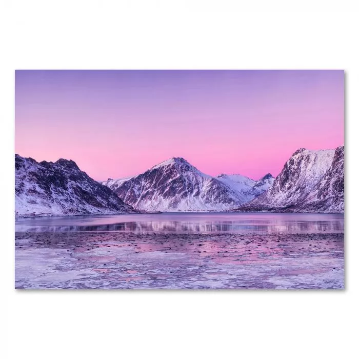 Verschneite Berge spiegeln sich im Fjord, rosa & lila Himmel, magische Stimmung.