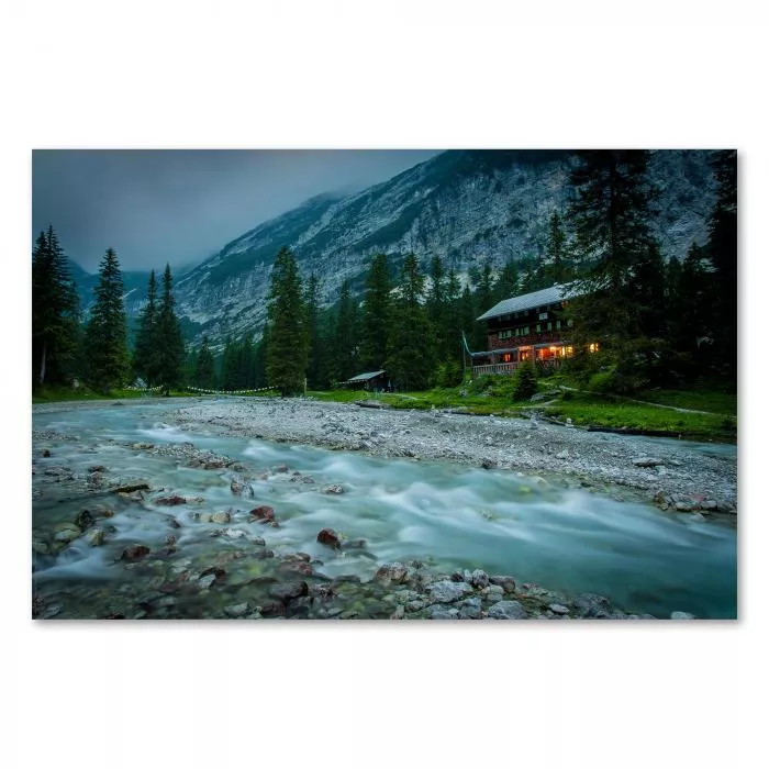 Stimmungvolle Langzeitbelichtung der Reintalangerhütte am Abend, idyllisch im Reintal bei Garmisch-Partenkirchen.