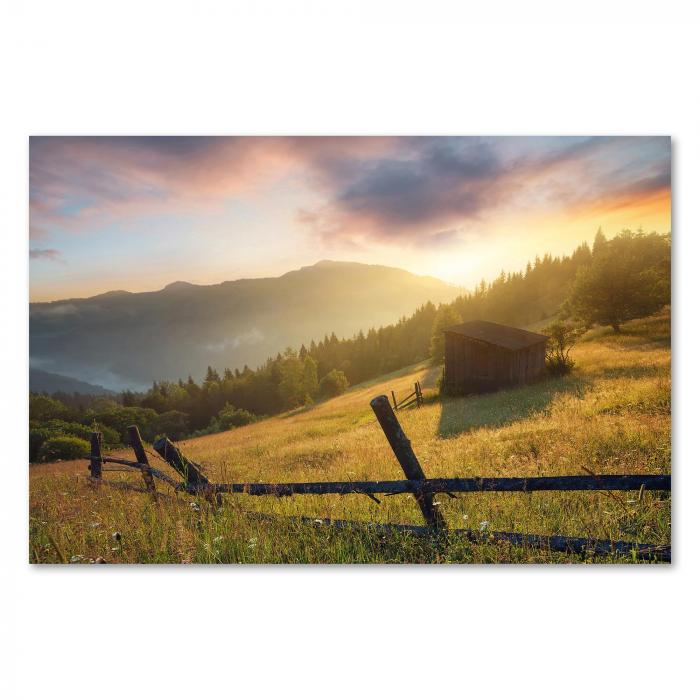 Holzhütte auf Wiese, Berge, Sonnenaufgang, goldenes Licht.