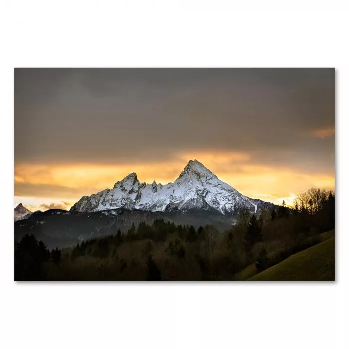 Schneebedeckte Berggipfel im warmen Licht des Sonnenuntergangs - ein atemberaubendes Panorama.