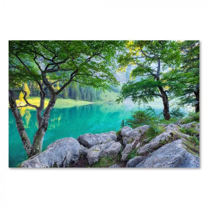 Bergsee, smaragdgrünes Wasser, Bäume, Felsen - Spiegelung, Ruhe.