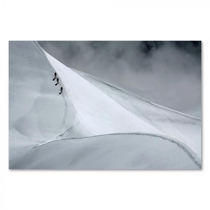 Bergsteiger kämpfen sich auf einen schneebedeckten Gipfel durch eisige Landschaften.