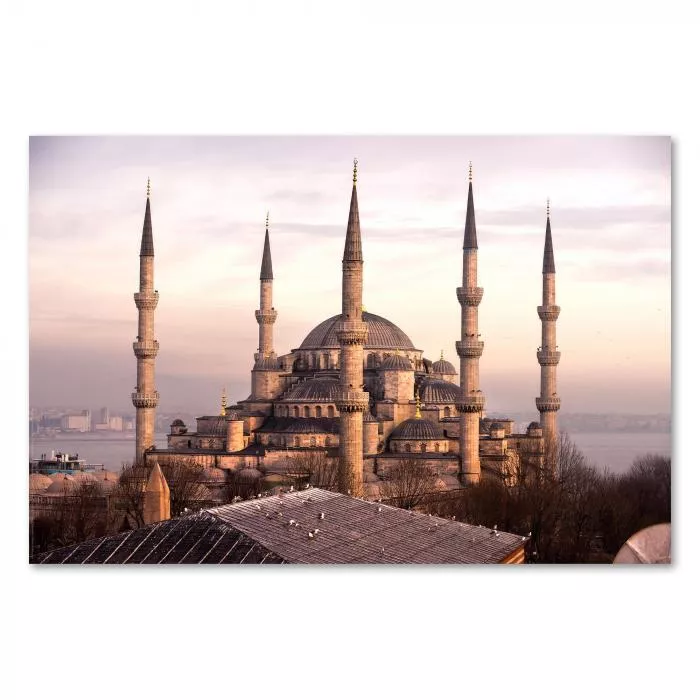 Die Blaue Moschee in Istanbul erstrahlt im Abendlicht, ihre Kuppeln prägen die Skyline.