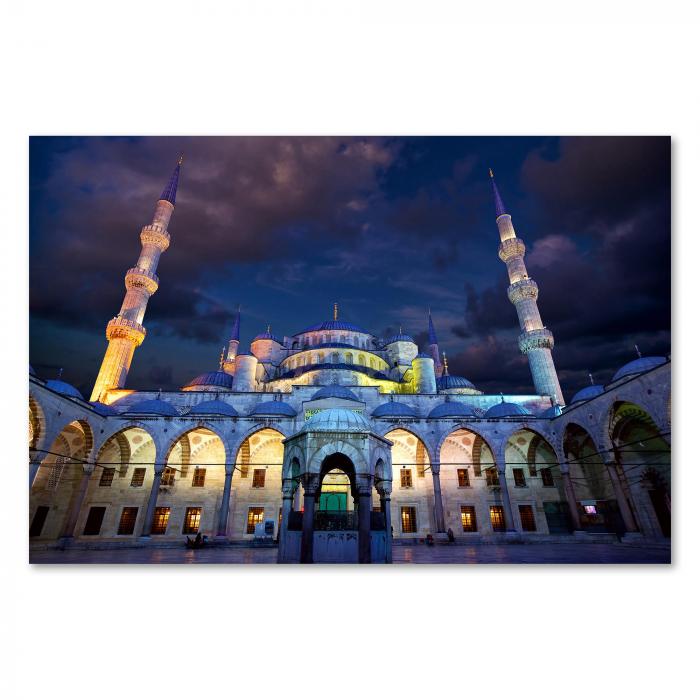 Die Blaue Moschee in Istanbul erstrahlt in magischem Licht – ein beeindruckendes Motiv bei Nacht.