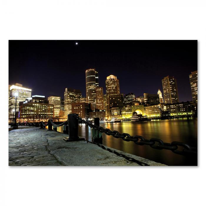 Die Skyline von Boston bei Nacht, Lichter spiegeln sich im Wasser - ein beeindruckendes Stadtpanorama.