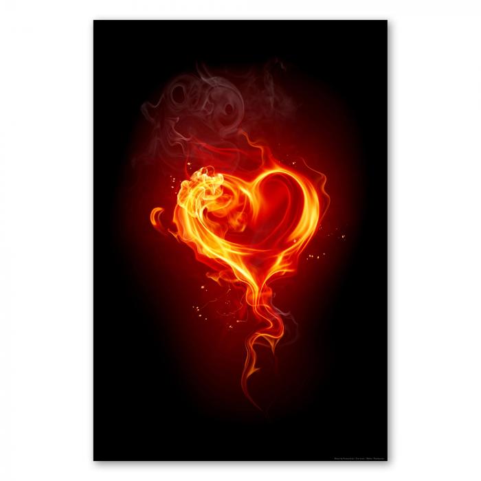 Ein brennendes Herz in Flammen symbolisiert starke Emotionen und intensive Liebe.