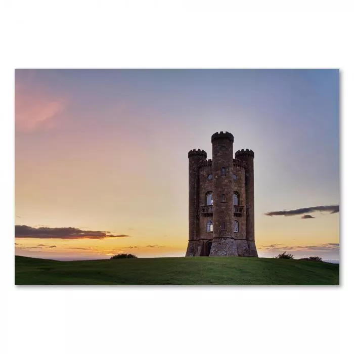 Der historische Broadway Tower in den Cotswolds – ein Wahrzeichen Englands im warmen Licht der Abendsonne.