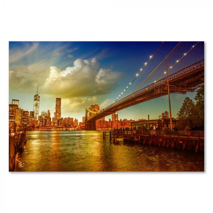 Beleuchtete Brooklyn Bridge bei Nacht mit Manhattan Skyline im Hintergrund – atemberaubendes New York City Motiv.