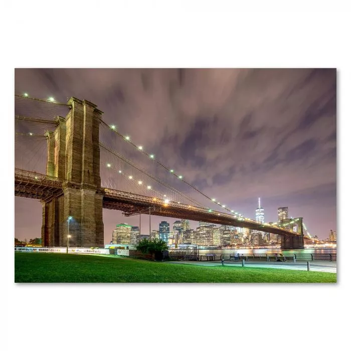 Beleuchtete Brooklyn Bridge, nächtlicher Skyline von New York City.