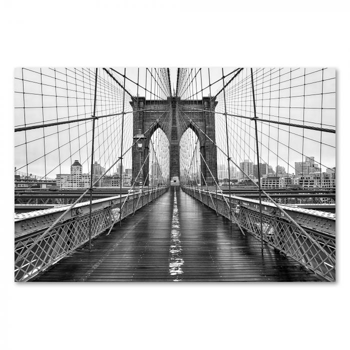 Brooklyn Bridge (New York City), regnerischer Tag, Schwarz-Weiß-Fotografie.