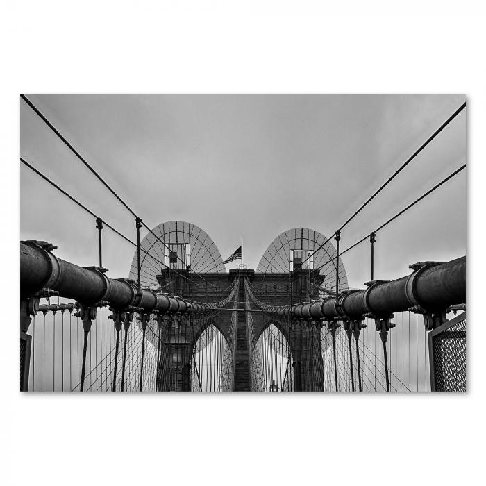 Brooklyn Bridge (New York City), kontrastreiche Schwarz-Weiß-Fotografie.