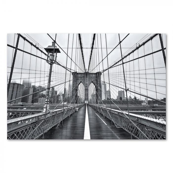 Brooklyn Bridge (New York City), bewölkter Tag, Schwarz-Weiß-Fotografie.