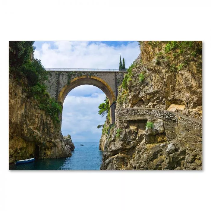 Elegante Steinbrücke überspannt schmalen Fjord von Furore, Beispiel italienischer Ingenieurskunst.