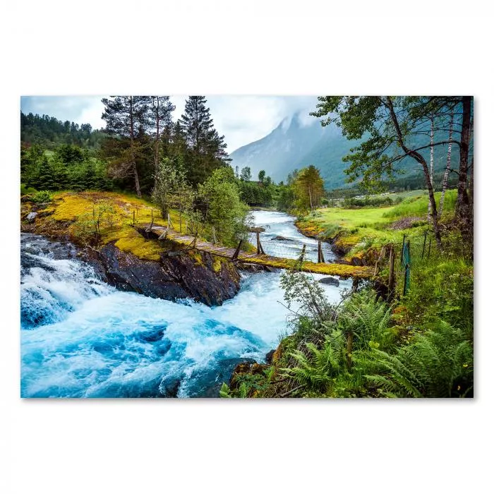 Eine abenteuerliche Brücke führt über einen reißenden Fluss inmitten der norwegischen Berglandschaft.