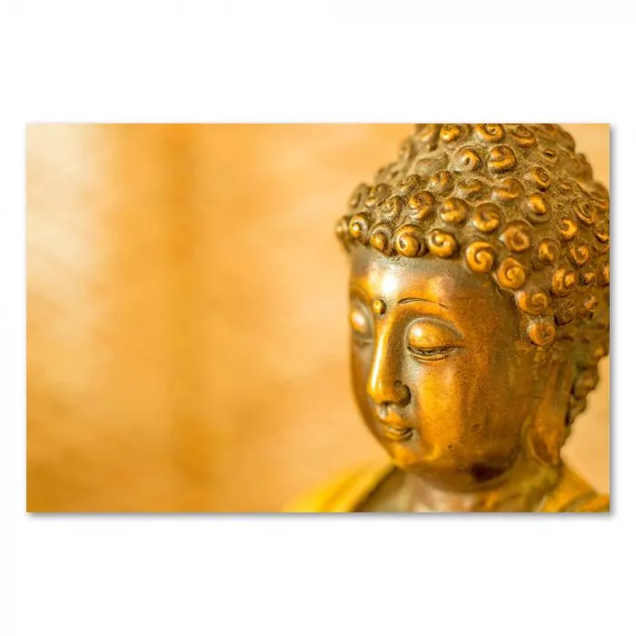 Nahaufnahme: Goldene Buddha-Statue, friedlicher Gesichtsausdruck, goldener Hintergrund.