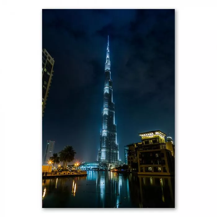 Burj Khalifa bei Nacht, Lichter spiegeln sich im Dubai Fountain.