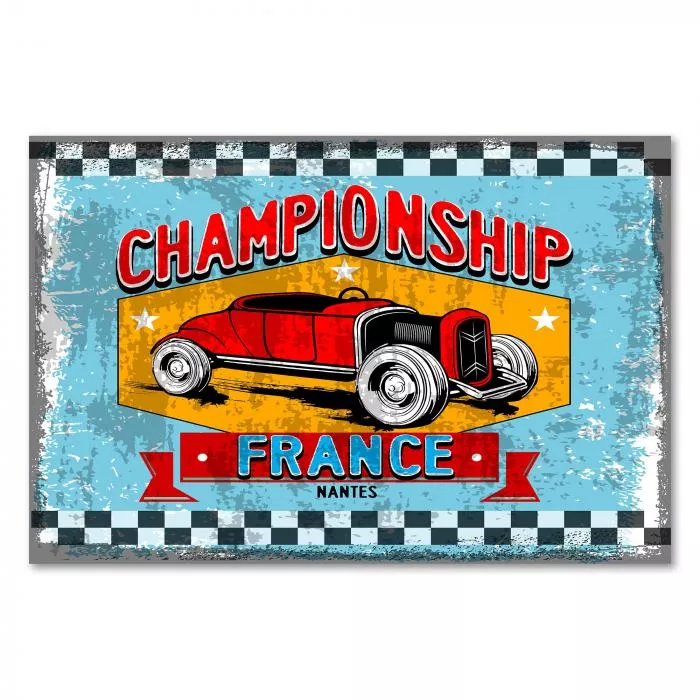 Ein rotes Rennauto im Vintage-Stil rast über die Rennstrecke. "Championship France" steht darüber.