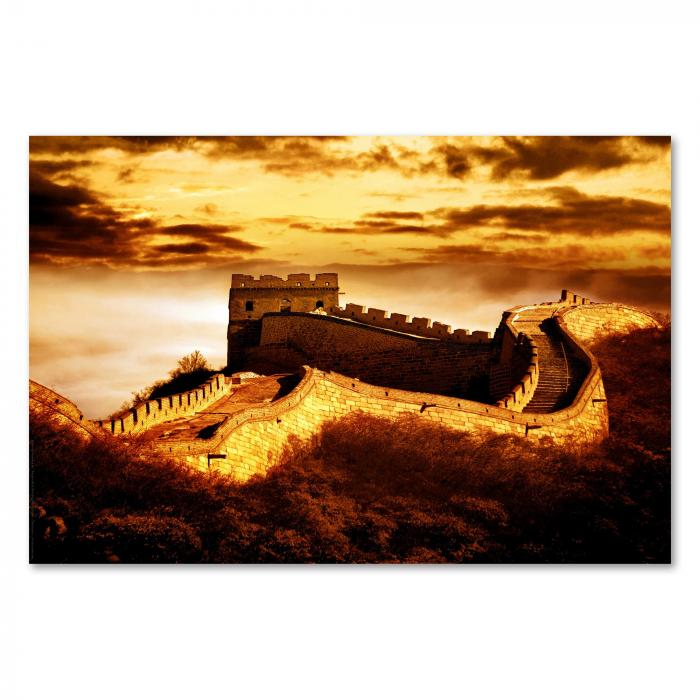 Die Chinesische Mauer schlängelt sich in warmem Licht durch die Landschaft, mystisch im Sonnenuntergang.