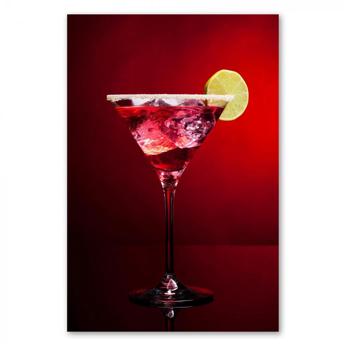 Ein roter Cocktail im Martini-Glas mit Limette - ein stilvolles Motiv für Cocktail-Liebhaber.