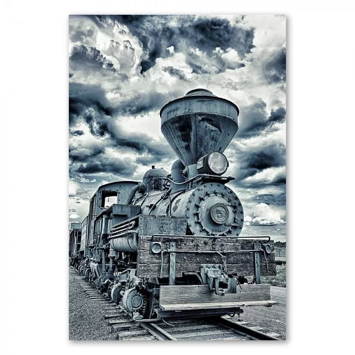 Alte Dampflokomotive auf Gleisen, dramatischer Himmel, Zeit steht still.