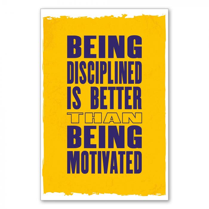 „Being Disciplined Is Better Than Being Motivated“ - motivierendes Poster über Disziplin für langfristigen Erfolg.