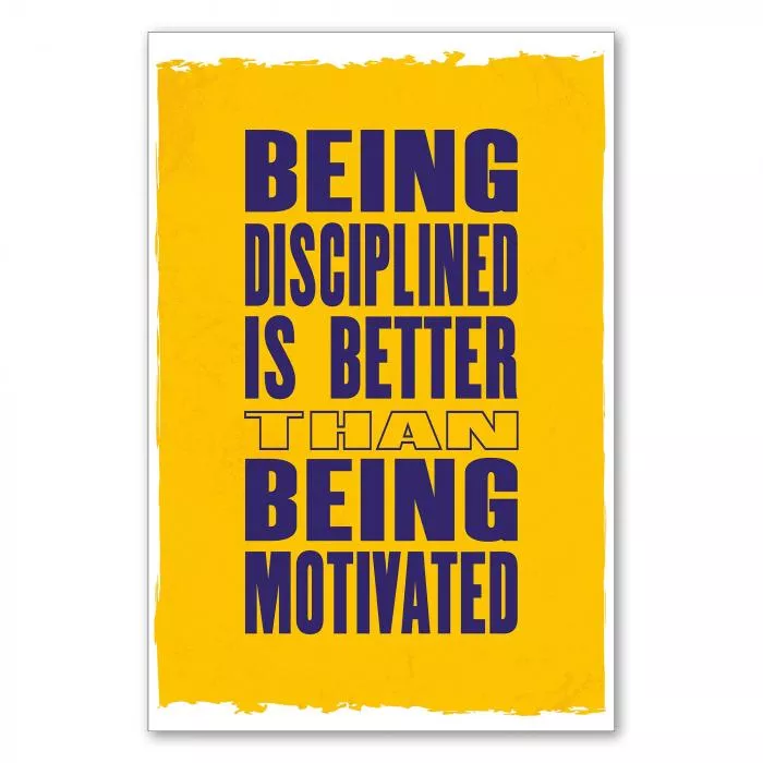 „Being Disciplined Is Better Than Being Motivated“ - motivierendes Poster über Disziplin für langfristigen Erfolg.