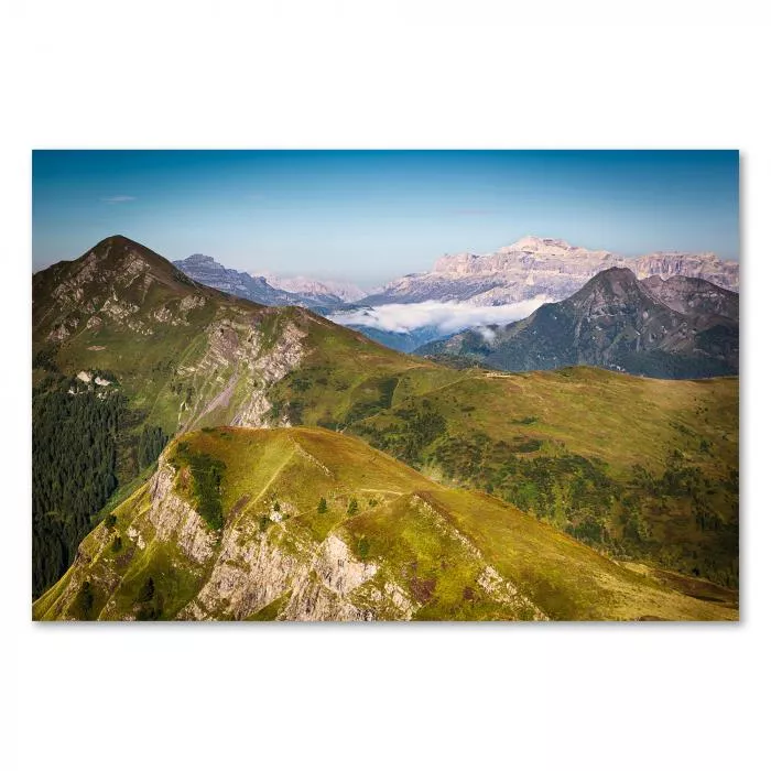 Atemberaubendes Dolomiten Panorama: Grüne Almwiesen, schroffe Gipfel und die majestätischen Drei Zinnen.