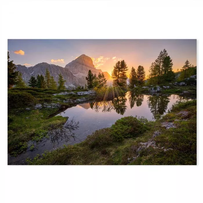 Dolomitengipfel spiegeln sich im Bergsee, Sonnenuntergang, Ruhe & Harmonie.