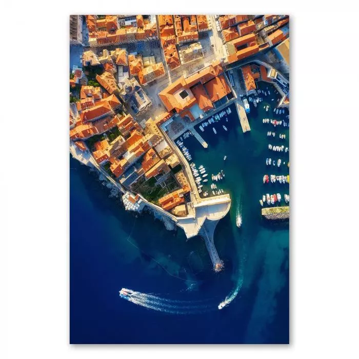 Drohnenaufnahme: Altstadt Dubrovnik, rote Dächer, Boote im Hafen, türkisblaues Wasser.