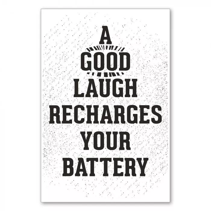 "Ein gutes Lachen recharges your battery" - ein motivierendes Poster für mehr Freude im Alltag.