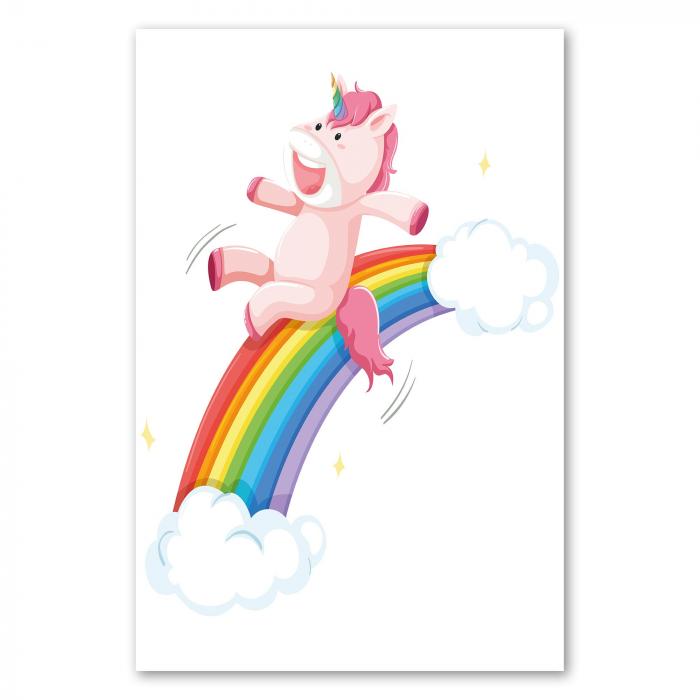 Lachendes Einhorn auf buntem Regenbogen zwischen Wolken - magisches Kinderdesign.