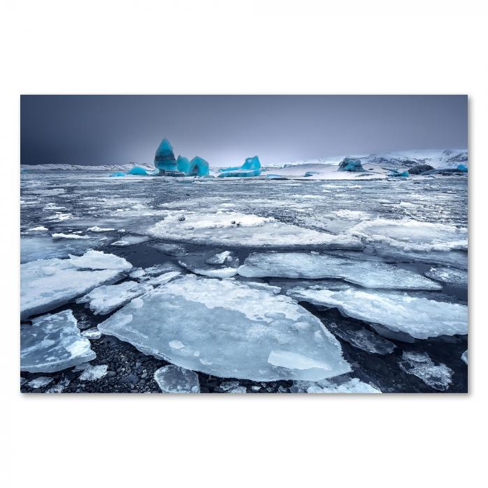 Türkisblaue Eisberge ragen aus dem eisigen Meer - eine beeindruckende Landschaft.