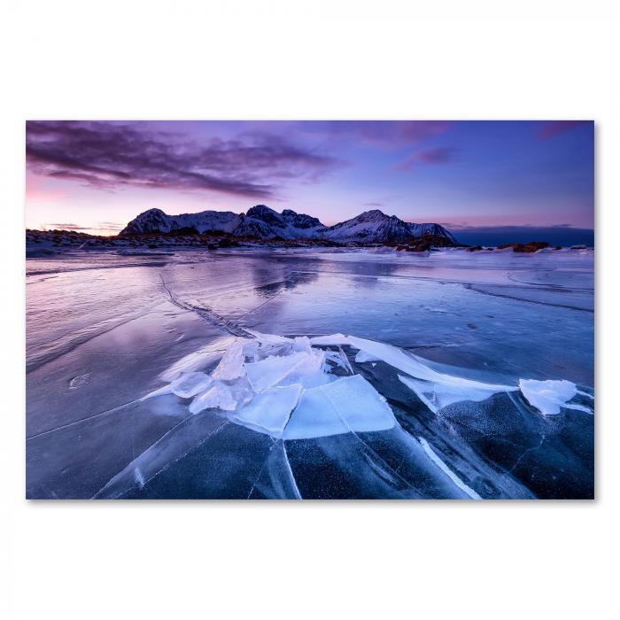 Zerklüftete Eisschollen in Abendsonne, schneebedeckte Berge, violetter Himmel.