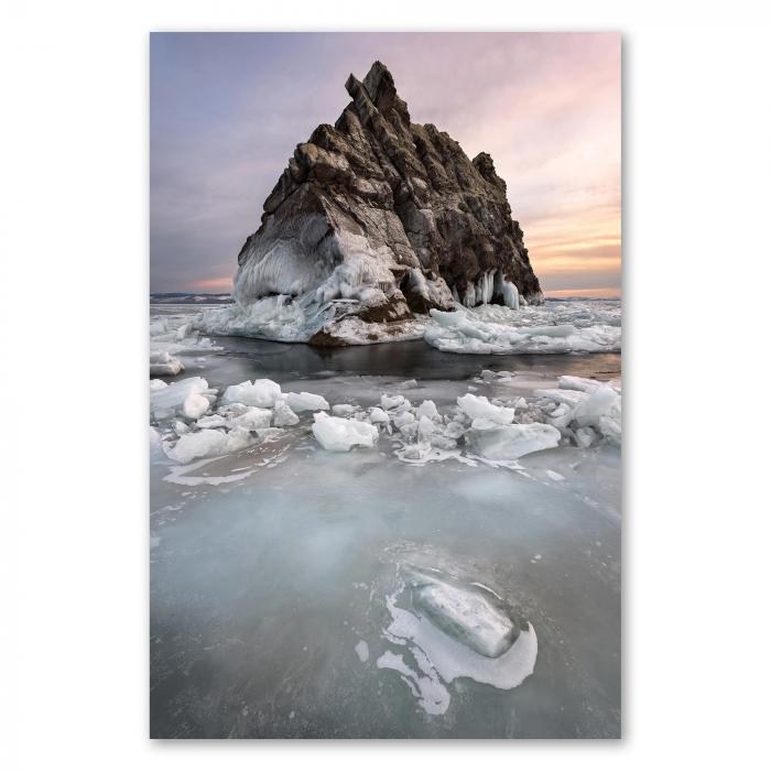 Felsen im zugefrorenen See, Eiszapfen, Sonnenuntergang in Pastelltönen.