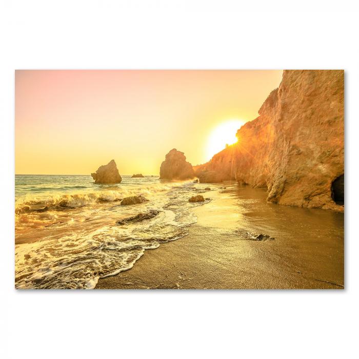 El Matador Beach (Kalifornien) im goldenen Sonnenlicht, Wellen & Felsen.