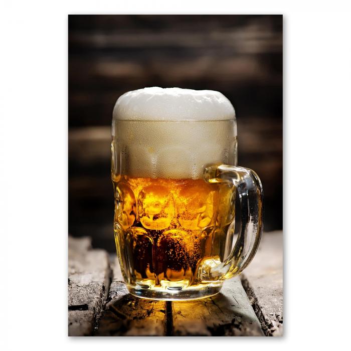 Glas frisch gezapftes Bier mit Schaumkrone, Holztisch, goldgelbe Farbe.