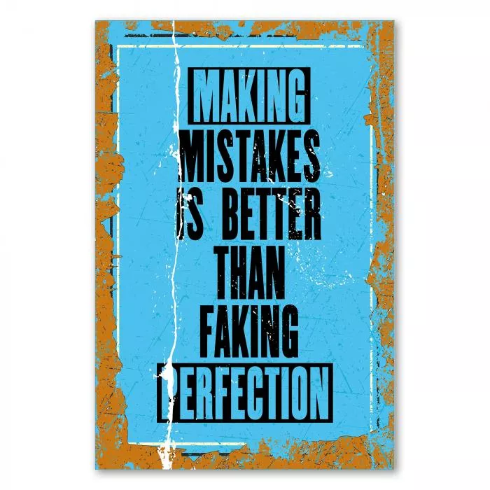 "Making Mistakes Is Better Than Faking Perfection" – ein inspirierender Spruch auf blauem Hintergrund.