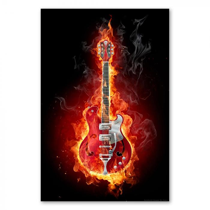 Eine rote E-Gitarre, umhüllt von lodernden Flammen und Rauch, verspricht energiegeladene Rockmusik.