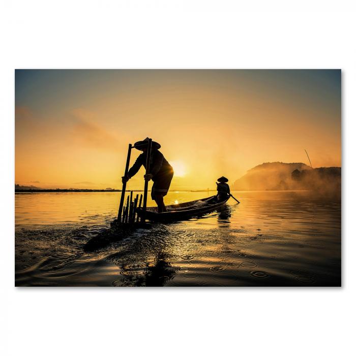 Zwei Fischer im Einbaum, Sonnenaufgang, goldenes Licht auf dem See.