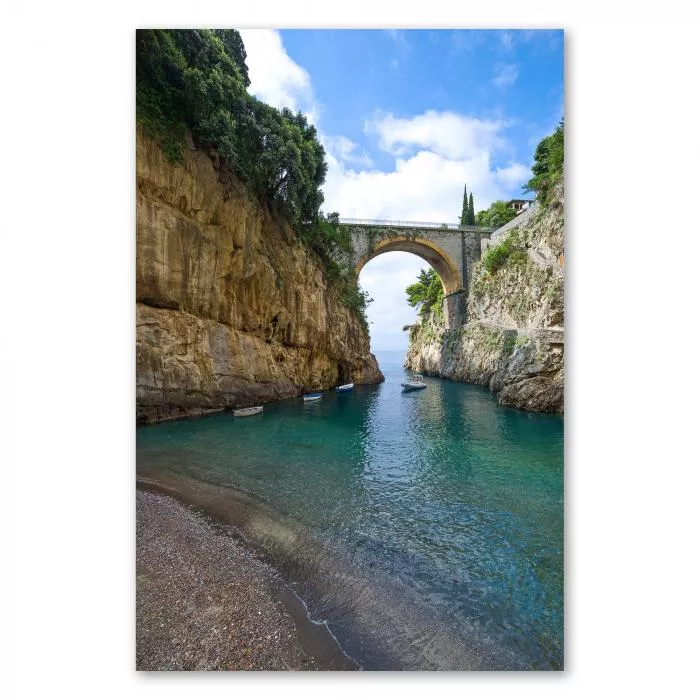 Türkisblaues Wasser und steile Felswände: Der Fjord von Furore in Italien – ein beliebtes Reiseziel an der Amalfiküste.