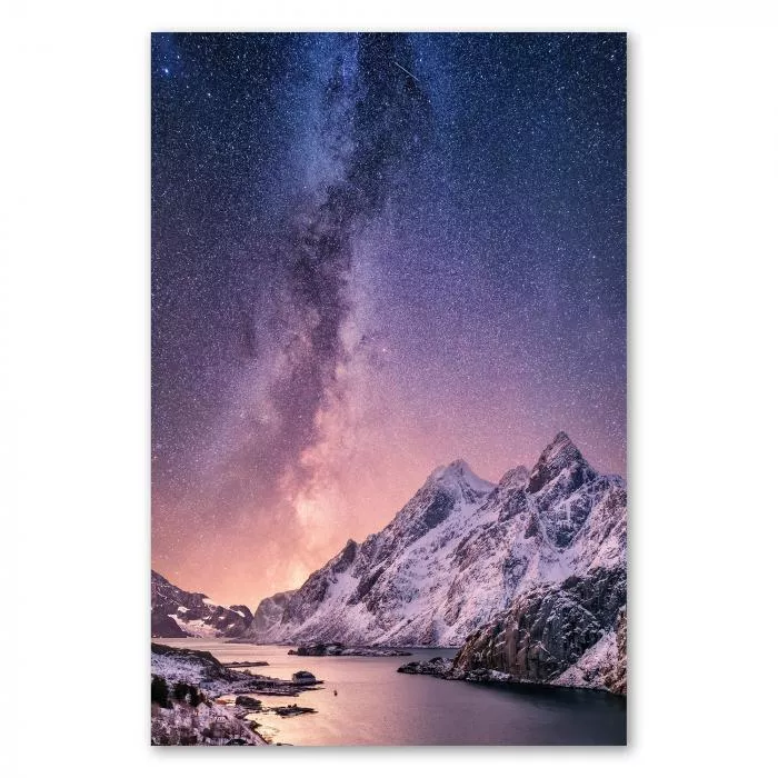 Fjord in Norwegen, Sternenhimmel mit Nordlichtern, schneebedeckte Berge.