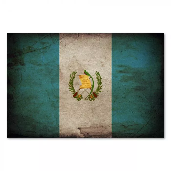 Flagge Guatemalas im Vintage-Look: Der Quetzal symbolisiert die Freiheit, die Gewehre die Bereitschaft zur Verteidigung.