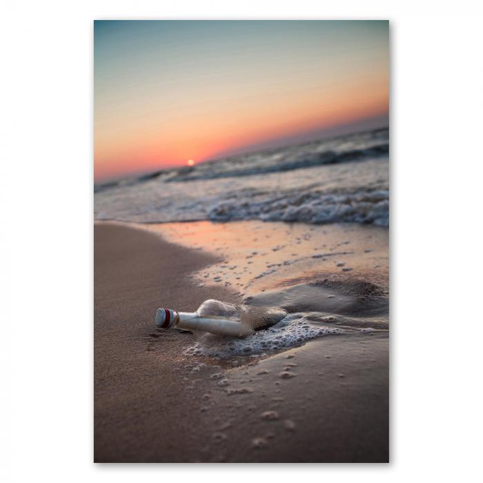 Gläserne Flaschenpost am Strand, Meerwasser, Sonnenuntergang, warme Farben.