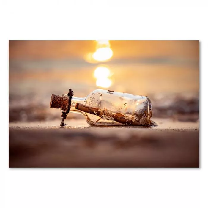 Flaschenpost am Strand, Sand, Sonnenuntergang im Hintergrund.