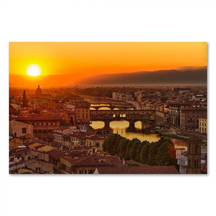 Die Ponte Vecchio erstrahlt im warmen Licht des Sonnenuntergangs – ein atemberaubender Blick auf Florenz bei Nacht.