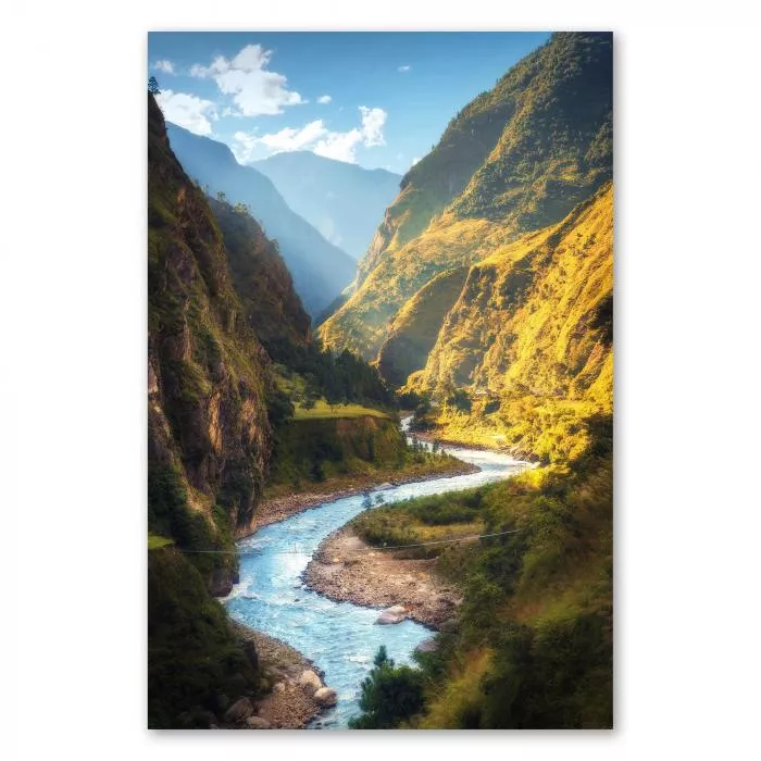 Türkisblauer Fluss durch Berglandschaft, Sonne, warme Farben.