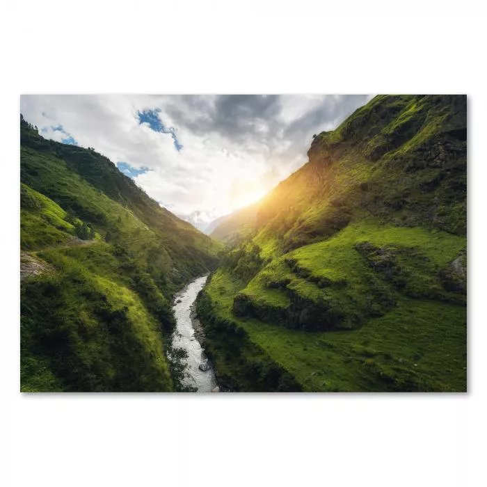 Reißender Fluss durch grüne Berglandschaft, Paradies für Wanderer.