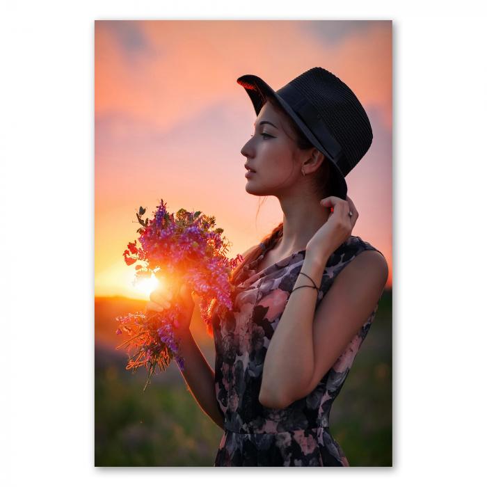 Junge Frau mit Hut, Sonnenuntergang, Strauß Wildblumen, Profilansicht.