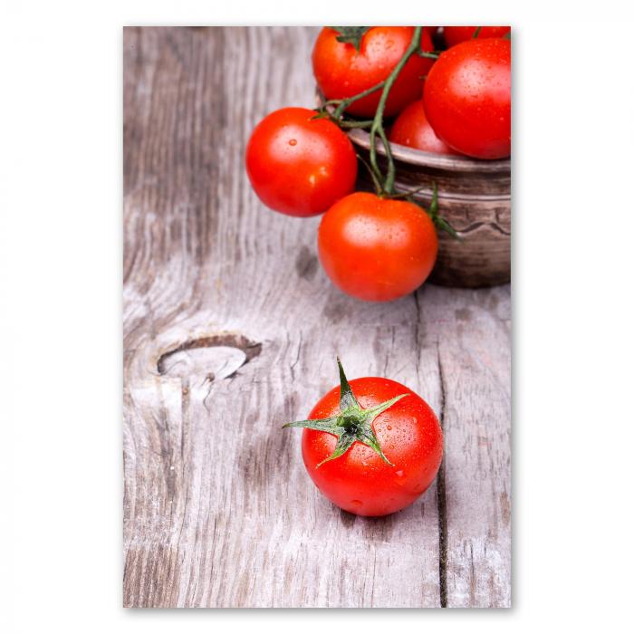 Frische rote Tomaten mit Wassertropfen auf Holztisch, Rispe in Tontopf.